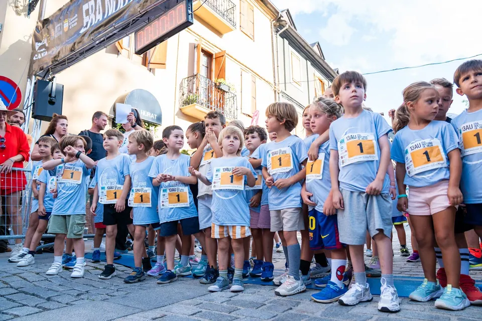 Niños con dorsal en la salida de la carrera infantil