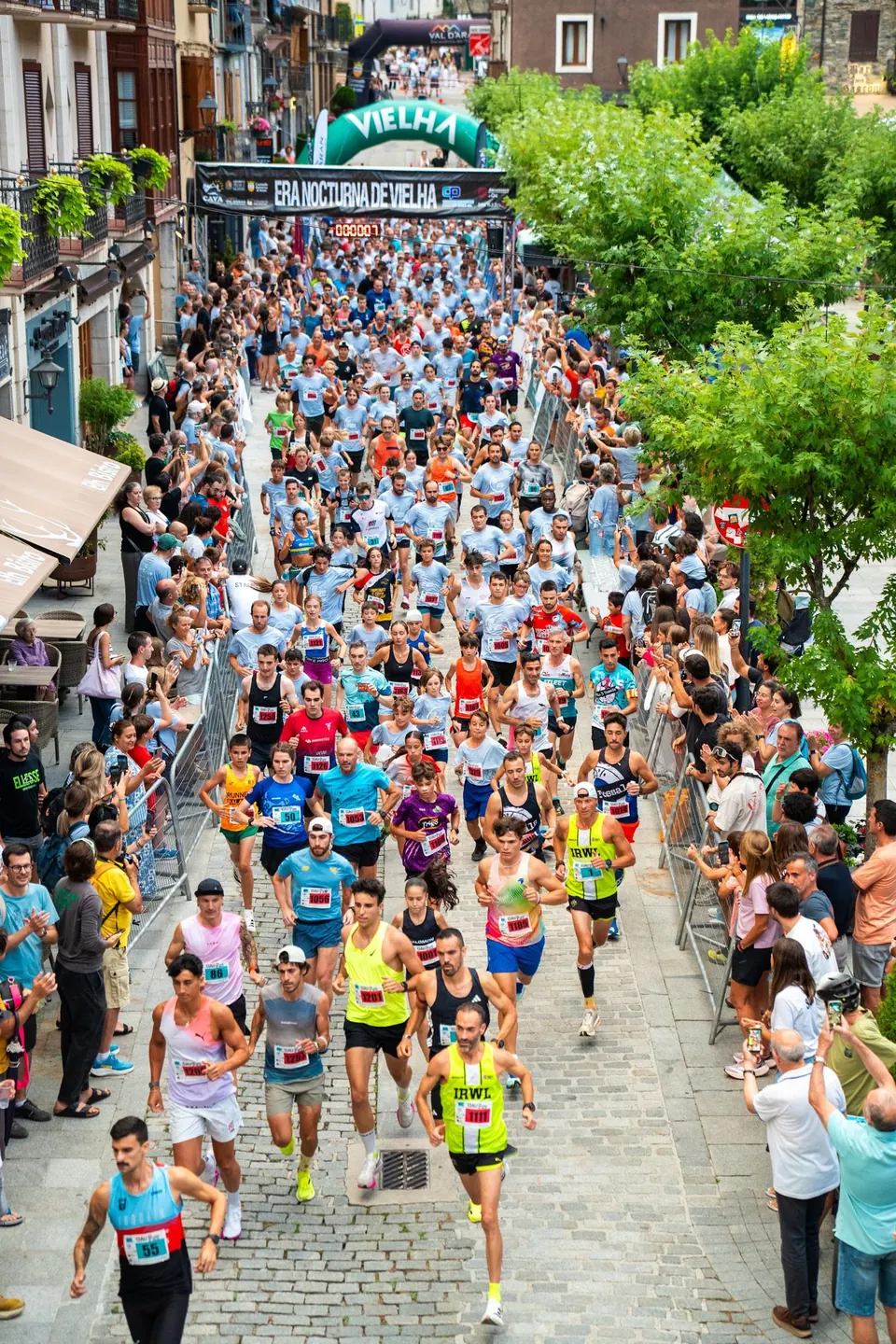 Salida de la carrera vista desde arriba, con la calle llena