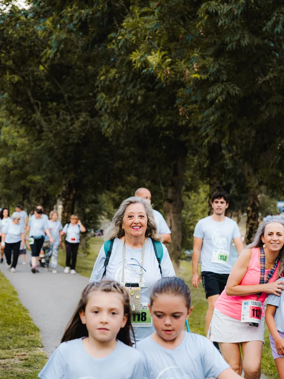 Caminantes de todas las edades en la caminada